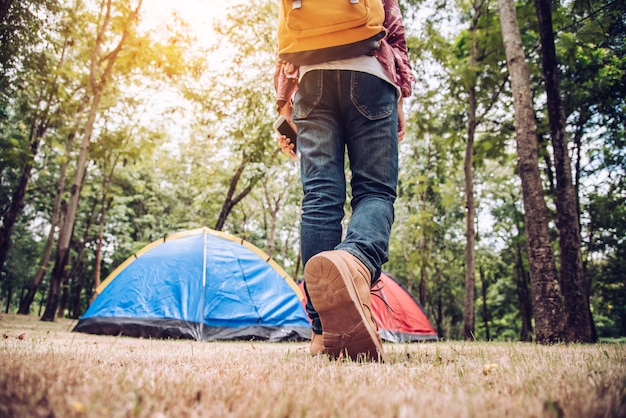 Adolescents portant un sac à dos pour une visite à pied.