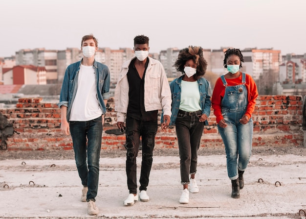 Adolescents positifs traîner avec des masques médicaux