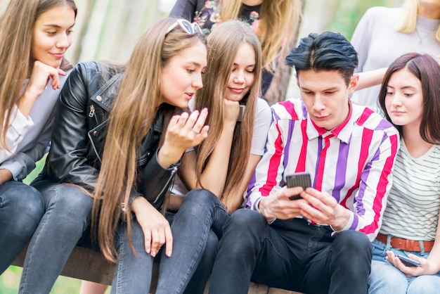 Les adolescents regardent le téléphone Gros plan