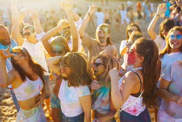 Les adolescents s'amusent au festival de Holi, à la fête de plage, célébrant les fêtes traditionnelles indiennes du printemps.