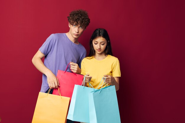 Adolescents sacs colorés fun shopping fond isolé inchangé