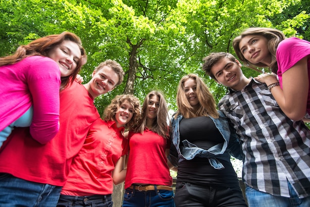 Adolescents souriants posant