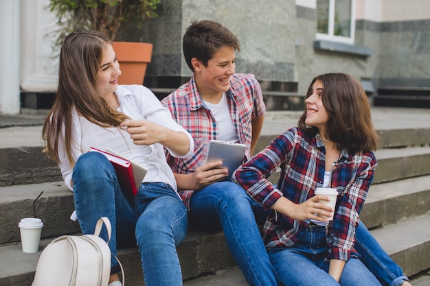 Les adolescents stylés se détendent sur les escaliers