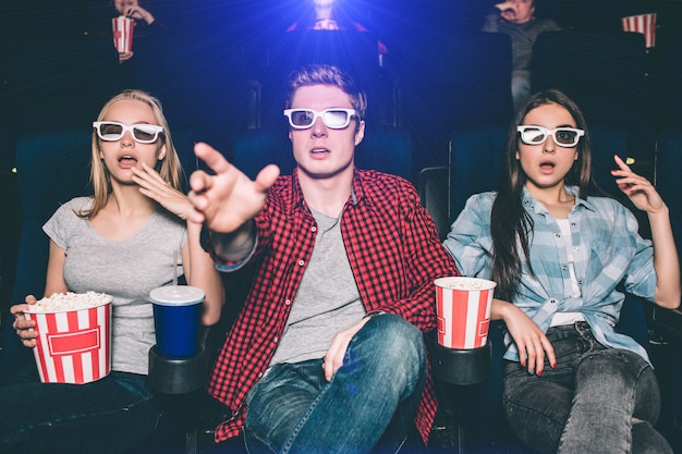 des adolescents surpris regardent un film