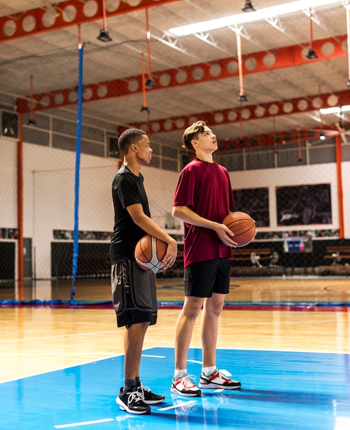 Adolescents, Tenue, Basketball, Sur, Les, équipe Cour, Et, Concept Aspiration