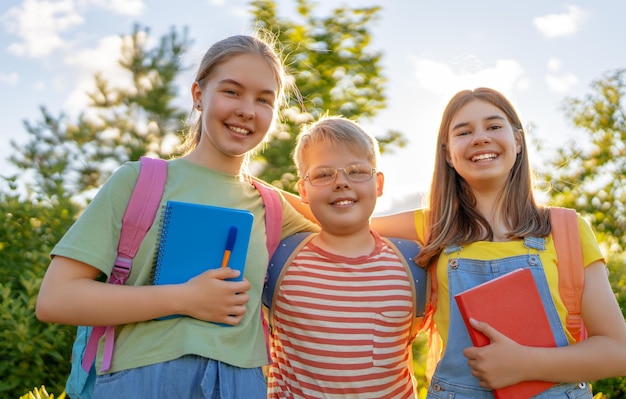 Les adolescents vont à l'école