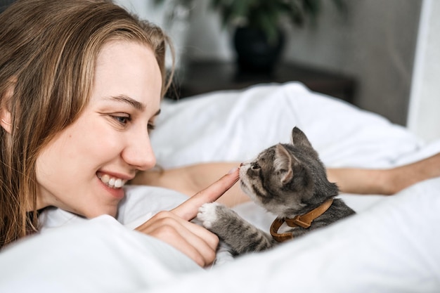 Adoption de chat adopter chaton de sauvetages et refuges reloger un chat portrait de femme jouant avec