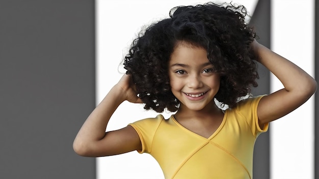 Une adorable adolescente aux cheveux bouclés posant dans un t-shirt jaune