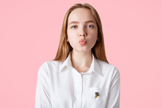 Adorable adolescente aux yeux bleus avec une peau saine