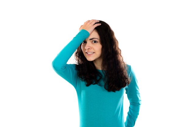 Adorable adolescente avec pull bleu isolé sur un mur blanc