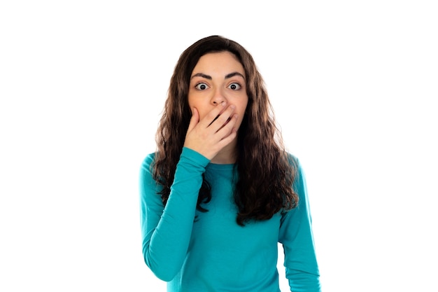 Adorable adolescente avec pull bleu isolé sur un mur blanc