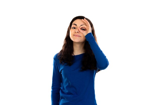 Adorable adolescente avec pull bleu isolé sur un mur blanc