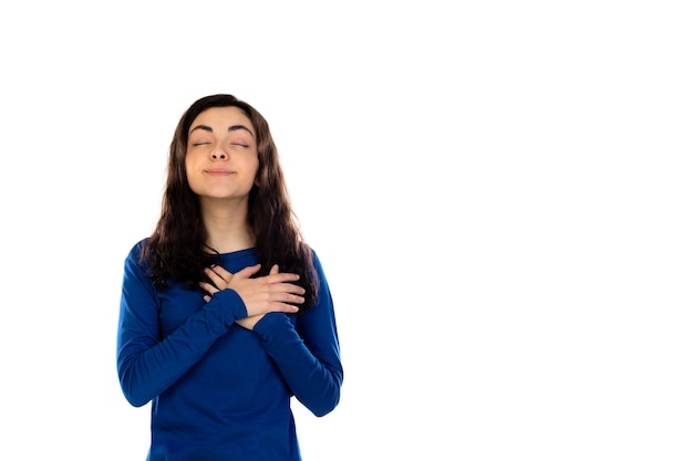 Adorable adolescente avec pull bleu isolé sur un mur blanc