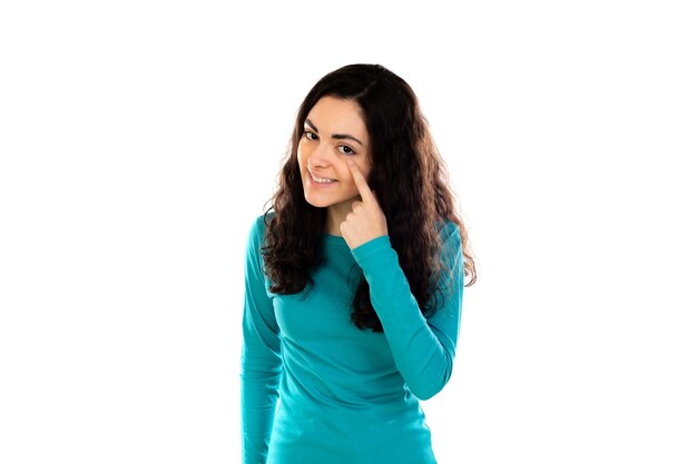 Adorable adolescente avec pull bleu isolé sur un mur blanc