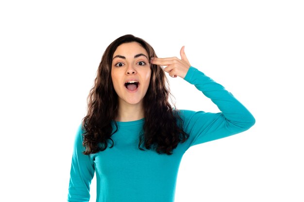 Adorable adolescente avec pull bleu isolé sur un mur blanc