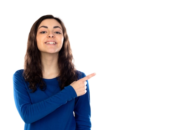 Adorable adolescente avec pull bleu isolé sur un mur blanc