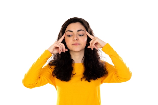 Adorable adolescente avec pull jaune isolé sur un mur blanc