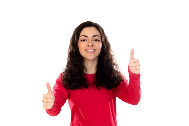 Adorable adolescente avec pull rouge isolé sur un mur blanc