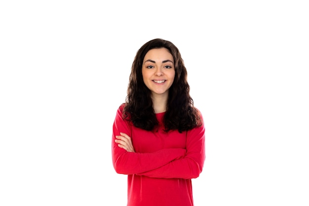 Adorable adolescente avec pull rouge isolé sur un mur blanc