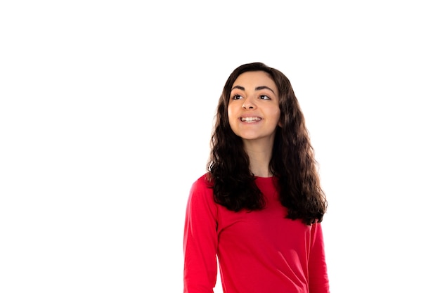 Adorable adolescente avec pull rouge isolé sur un mur blanc