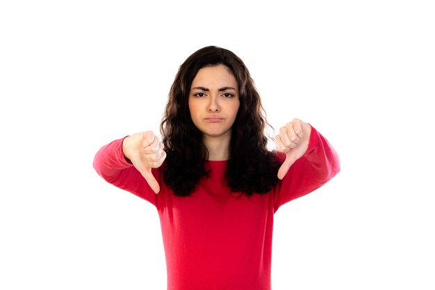 Adorable adolescente avec pull rouge isolé sur un mur blanc