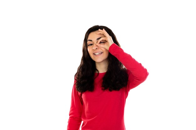 Adorable adolescente avec pull rouge isolé sur un mur blanc