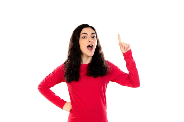 Adorable adolescente avec pull rouge isolé sur un mur blanc