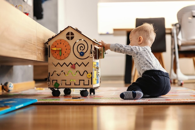 Photo adorable bambin jouant à des jeux interactifs pour un bon développement à la maison.