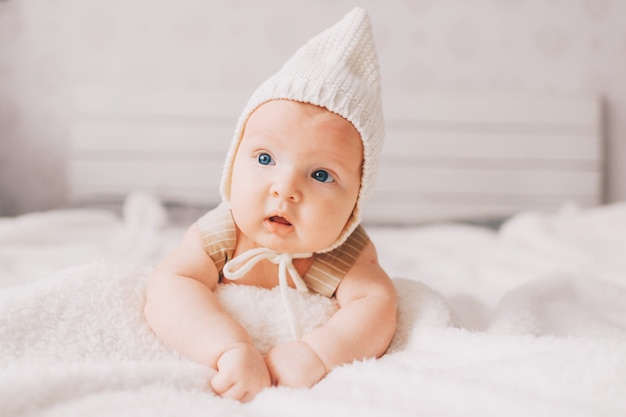 Adorable beau bébé nouveau-né allongé sur un lit blanc.