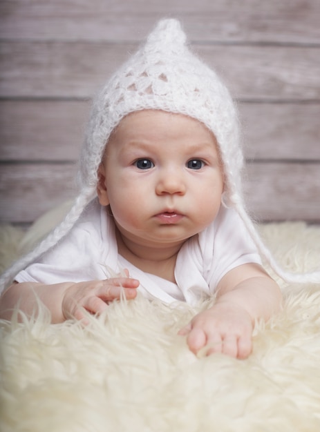 Adorable bébé au chapeau blanc