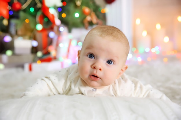 Adorable Bébé Au Sol Dans La Salle De Noël Décorée