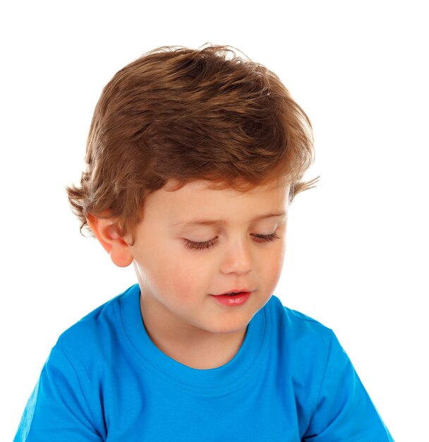 Adorable bébé aux cheveux blonds