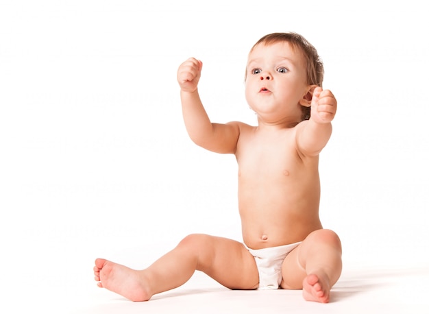 Adorable bébé couvrant les oreilles avec les mains