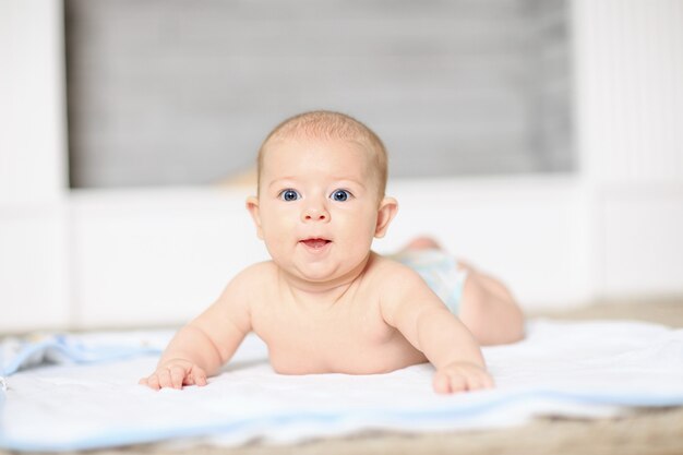 adorable bébé dans la crèche.