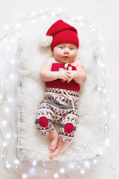 Adorable bébé nouveau-né endormi portant un chapeau de Père Noël Noël Nouvel An