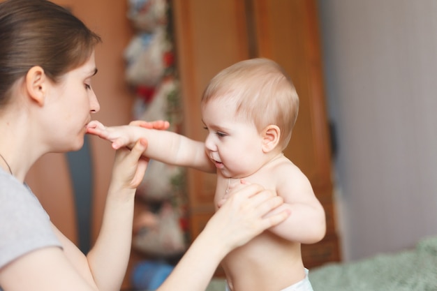 Adorable bébé nouveau-né mignon avec sa mère