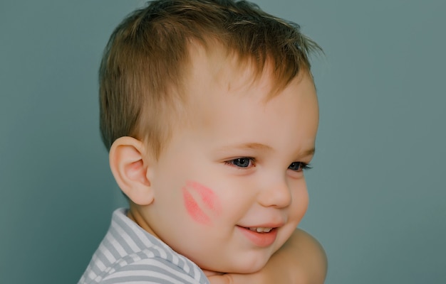 Adorable bébé avec trace de baiser