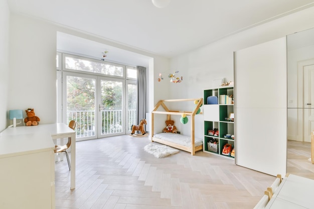 Adorable chambre d'enfant aux murs blancs