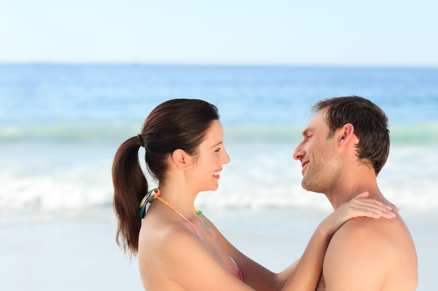 Adorable couple, étreindre sur la plage