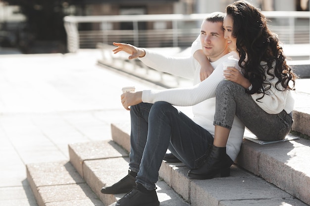 Adorable couple multiracial à l'extérieur Les jeunes ont un rendez-vous Femme et homme heureux ensemble