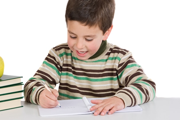 Adorable enfant écrit à l&#39;école sur un fond blanc