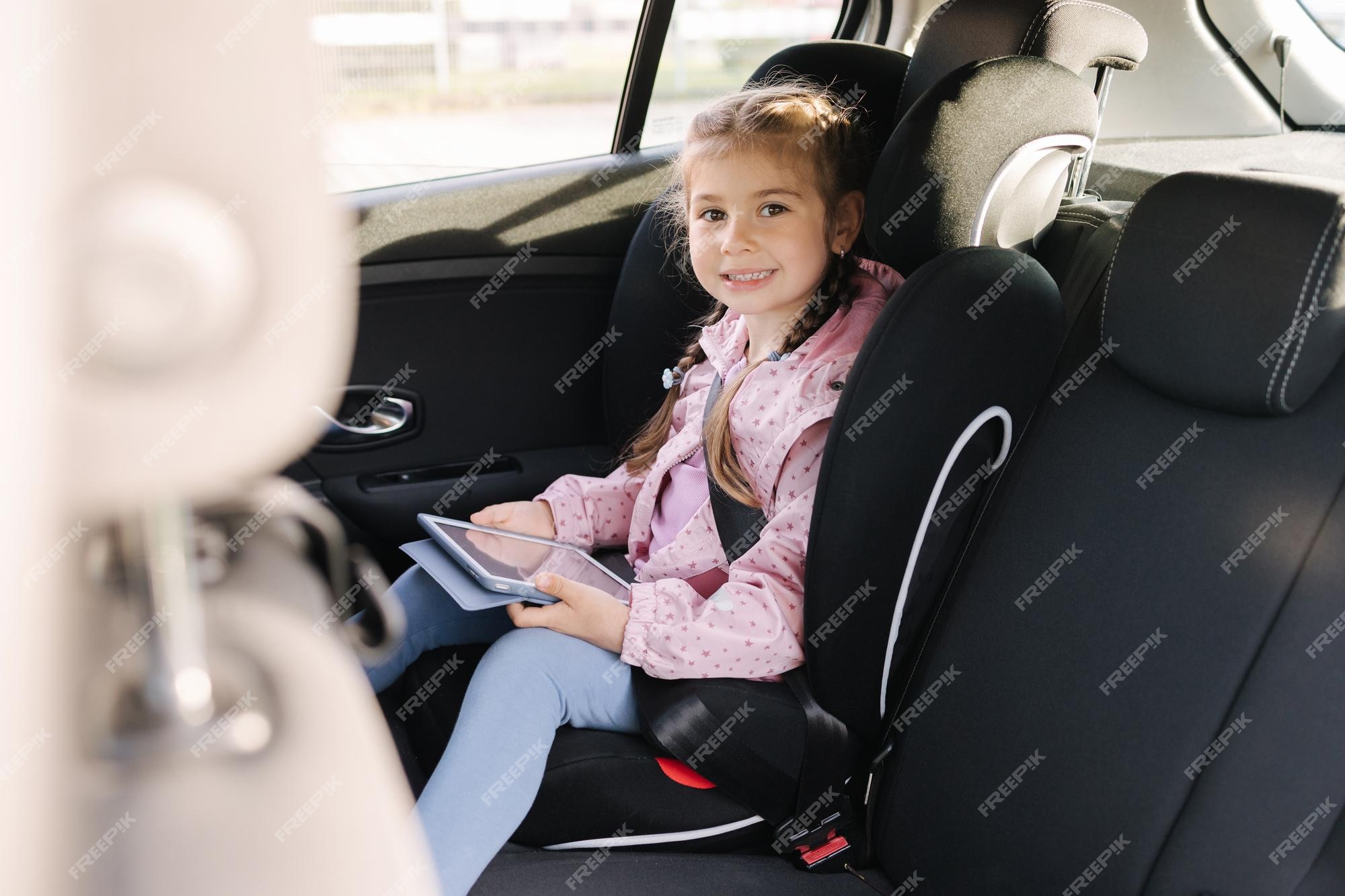 Adorable Enfant Fille Jouant Au Jeu Avec Une Tablette Numérique