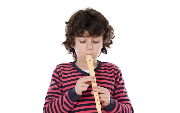 Adorable enfant jouant de la flûte sur un fond blanc