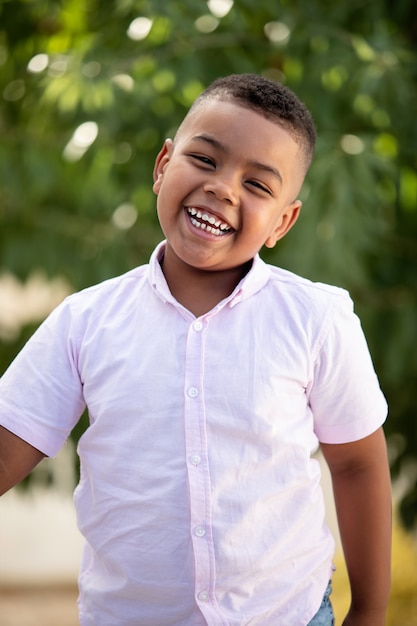 Adorable enfant latin dans le jardin