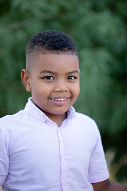 Adorable enfant latin dans le jardin