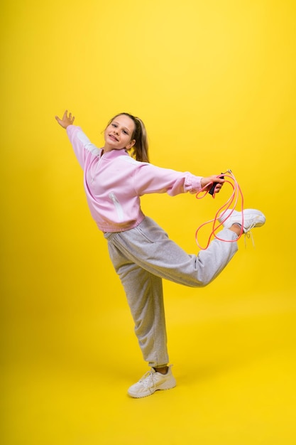 Adorable enfant de sexe féminin avec saut à la corde en studio