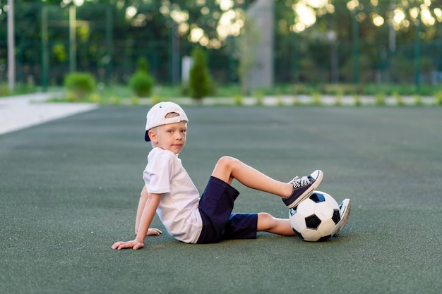 Adorable enfant sportif sur le terrain de football