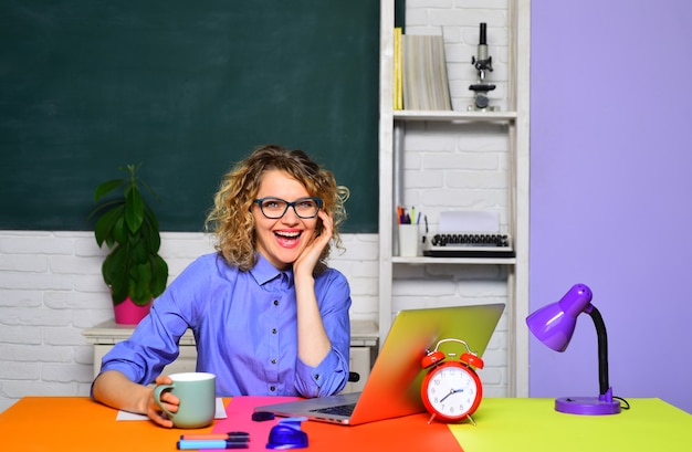 Adorable enseignant en classe jeune enseignant heureux élève de l'école jeune étudiante créative en