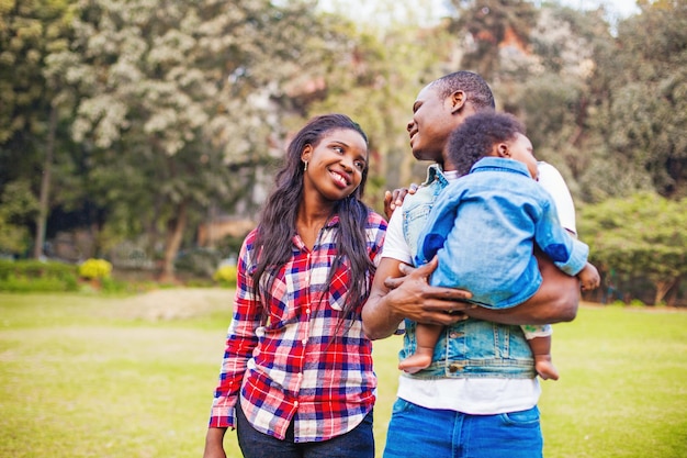 Adorable famille africaine marchant dans le parc