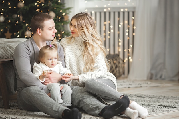 Adorable famille aimante avec décoration de Noël